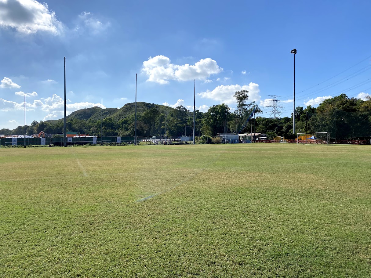 展能運動村昔日座落於新界古洞之綠茵運動場與營舍舊貌